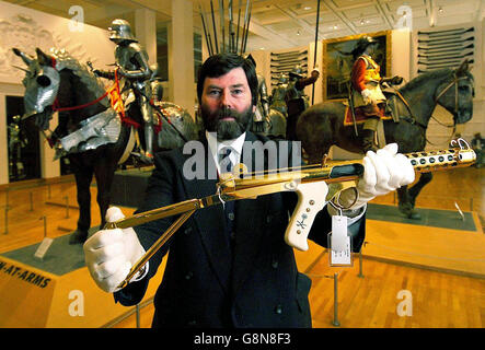 Graham Rimer, de la Royal Armouries, est titulaire d'une mitrailleuse en Sterling plaquée or qui était l'un des lots fabriqués pour la Royal Guard d'un État arabe, dans les Royal Armouries à Leeds, le jeudi 1er septembre 2005. Une collection historique d'armes à feu militaires en fonctionnement du ministère de la Défense, qui a été conservée à l'origine dans la Tour de Londres avant d'être dispersée, a été réabritée aujourd'hui au musée national des armes et des armures de Leeds. Voir PA Story armes DE DÉFENSE. APPUYEZ SUR ASSOCIATION photo. Le crédit photo devrait se lire: John Giles/PA. Banque D'Images