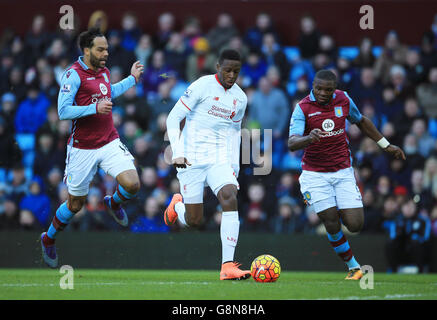 Divock Origi de Liverpool lutte pour le ballon avec Aston Villa Joleon Lescott (à gauche) et Jores Okore de la Villa Aston Banque D'Images