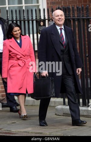 Le ministre d'État à l'emploi Priti Patel et le secrétaire au travail et aux pensions Iain Duncan Smith arrivent au 10 Downing Street à Londres avant une réunion du Cabinet pour discuter de l'accord de réforme de l'UE récemment obtenu par David Cameron. Banque D'Images