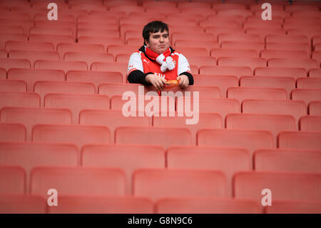 Un fan d'Arsenal prend son siège tôt dans les tribunes avant le match. Banque D'Images