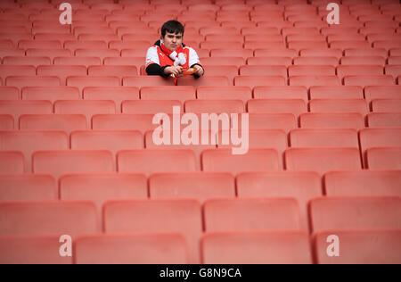 Un fan d'Arsenal prend son siège tôt dans les tribunes avant le match. Banque D'Images