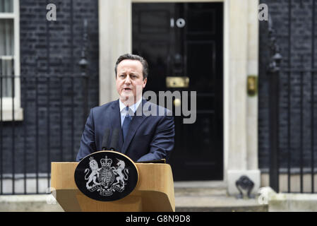 Le Premier ministre David Cameron fait une déclaration annonçant la date du référendum de l’UE à l’extérieur du 10 Downing Street à Londres, après une réunion du Cabinet pour discuter de son accord de réforme nouvellement obtenu. Banque D'Images