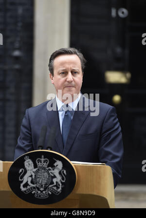Le Premier ministre David Cameron fait une déclaration annonçant la date du référendum de l’UE à l’extérieur du 10 Downing Street à Londres, après une réunion du Cabinet pour discuter de son accord de réforme nouvellement obtenu. Banque D'Images