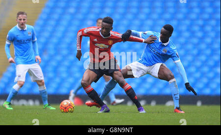 Rodney Kongolo de Manchester City (à droite) et Matthew Willock de Manchester United pour la bataille du ballon. Banque D'Images