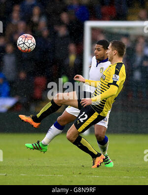 Liam Bridcutt de Leeds United (retour) et Almen Abdi de Watford se battent pour le ballon lors de la coupe Emirates FA, cinquième match rond à Vicarage Road, Watford. Banque D'Images