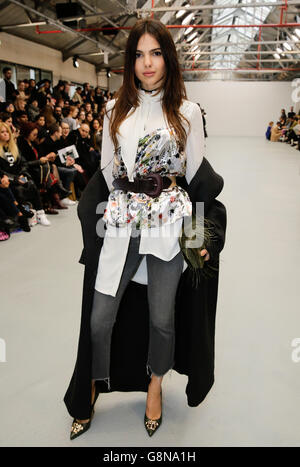 PREMIÈRE rangée DES FRÈRES ET SŒURS – London Fashion week 2016.Doina Ciobanu au SPECTACLE DE LA semaine de la mode de Londres de l'automne/hiver 2016 au BFC Show Space Show, Londres. Banque D'Images