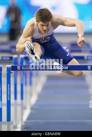 Lawrence Clarke, en Grande-Bretagne, en course à la finale des 60 m haies de Mens pendant le Grand Prix intérieur de Glasgow à l'Emirates Arena, Glasgow. Banque D'Images