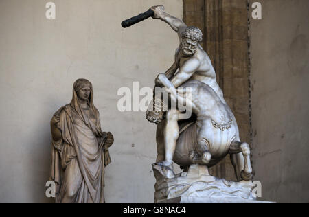 La statue Hercules et Nessus de Giambologna, dans la Loggia dei Lanzi à Florence, en Italie. Banque D'Images