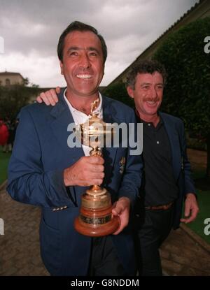 Le capitaine européen Severiano Ballesteros (à gauche) sourit tout comme lui Porte la Ryder Cup à la maison de club avec Miguel Angel Jimenez (à droite) Banque D'Images