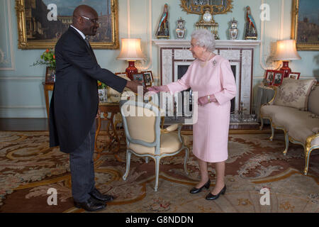 La reine Elizabeth II reçoit son Excellence M. Karl Hood à la suite de sa nomination au poste de Haut Commissaire à la Grenade au Palais de Buckingham à Londres. Banque D'Images