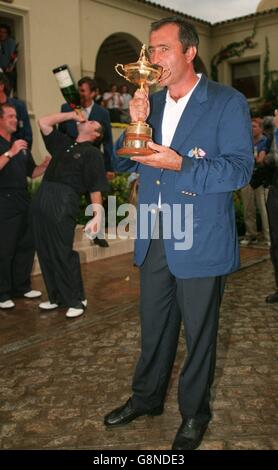 Golf - Ryder Cup - Europe v USA - Valderrama Golf Club, Espagne.Le capitaine européen Severiano Ballesteros (à droite) embrasse la Ryder Cup alors que l'un des caddies européens commence à célébrer en arrière-plan. Banque D'Images