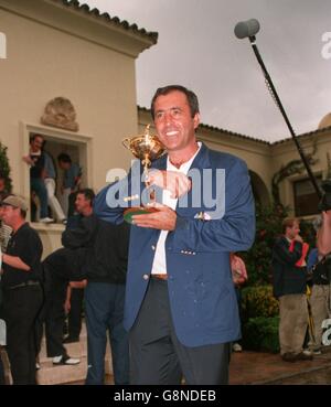 Le capitaine européen Severiano Ballesteros tient la coupe Ryder après lui Victoire des équipes sur les États-Unis Banque D'Images