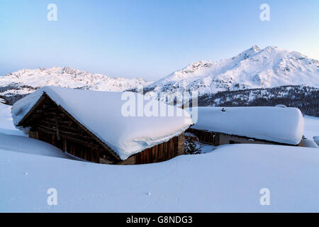 Refuge de montagne submergée dans la neige en hiver paysage de l'Engadine cf alpina canton des grisons suisse europe Banque D'Images