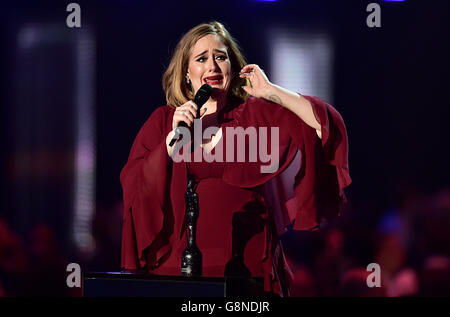 Adele recueille tAdele remporte le Global Success Award sur scène lors des Brit Awards 2016 à l'O2 Arena de Londres. Banque D'Images