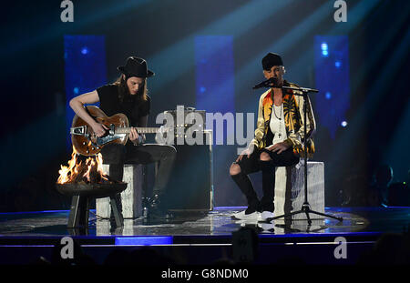 James Bay et Justin Bieber se sont performances sur scène lors des Brit Awards 2016 à l'O2 Arena, Londres. Banque D'Images