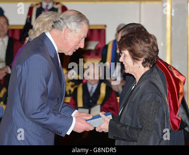 Le Prince de Galles avec le professeur Louise Richardson de l'Université d'Oxford, lors de la remise des Prix de l'anniversaire de la Reine pour l'enseignement supérieur et l'enseignement supérieur, lors d'une cérémonie à Buckingham Palace, Londres. Banque D'Images