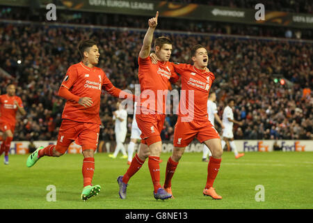 James Milner (au centre) de Liverpool célèbre le premier but de son camp à partir de la zone de pénalité avec ses coéquipiers Philippe Coutinho (à droite) et Roberto Firmino lors du match de l'UEFA Europa League à Anfield, Liverpool.APPUYEZ SUR ASSOCIATION photo.Date de la photo : jeudi 25 février 2016.Voir PA Story FOOTBALL Liverpool.Le crédit photo devrait indiquer : PA Wire. Banque D'Images