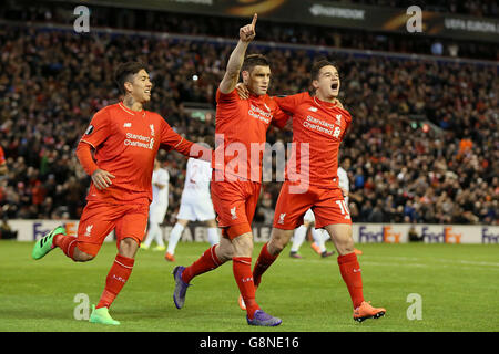 James Milner (au centre) de Liverpool célèbre le premier but de son camp à partir de la zone de pénalité avec ses coéquipiers Philippe Coutinho (à droite) et Roberto Firmino lors du match de l'UEFA Europa League à Anfield, Liverpool. Banque D'Images