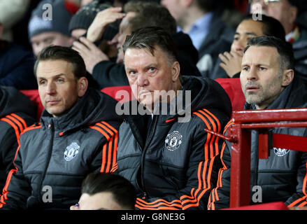 Louis van Gaal, directeur de Manchester United (au centre), Ryan Giggs, directeur adjoint de Manchester United et Albert Stuivenberg (à gauche) dans le dugout lors du match de l'UEFA Europa League à Old Trafford, Manchester. Banque D'Images