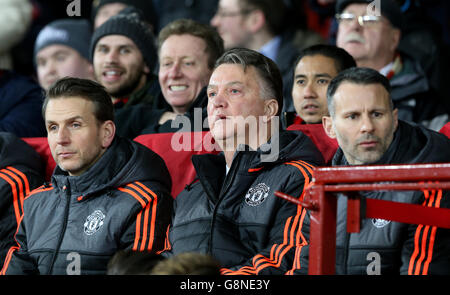 Louis van Gaal, directeur de Manchester United (au centre), Ryan Giggs, directeur adjoint de Manchester United et Albert Stuivenberg (à gauche) dans le dugout lors du match de l'UEFA Europa League à Old Trafford, Manchester. Banque D'Images