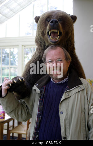 American Travel writer et auteur Bill Bryson à la maison avec un grizzly dans le comté de Norfolk, en Angleterre. Banque D'Images