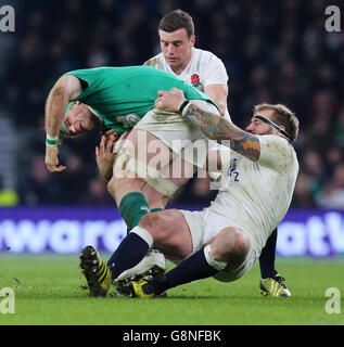 Jamie Heaslip (à gauche), de l'Irlande, est déposé par Joe Marler, de l'Angleterre, lors du match des six Nations du RBS de 2016 au stade de Twickenham, à Londres. Banque D'Images