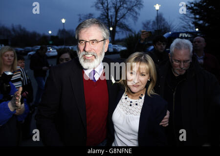 Le dirigeant de Sinn Fein Gerry Adams arrive au Ramada Resort, Dundalk, Co. Louth où le comptage pour la circonscription de Louth/East Meath se poursuit à l'élection générale irlandaise. Banque D'Images