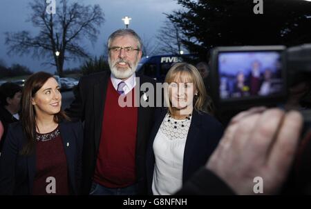 Le dirigeant de Sinn Fein Gerry Adams arrive au Ramada Resort, Dundalk, Co. Louth où le comptage pour la circonscription de Louth/East Meath se poursuit à l'élection générale irlandaise. Banque D'Images