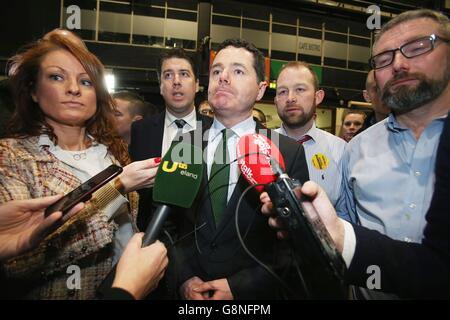 Le ministre des Transports, du Tourisme et des Sports, Paschal Donohoe et le candidat à l'élection générale de Fine Gael pour Dublin Central, arrive au dépouillement au RDS à Dublin, en Irlande, lors de l'élection générale irlandaise. Banque D'Images