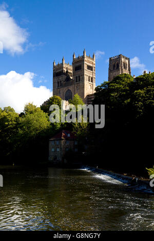 L'église cathédrale du Christ, la Bienheureuse Marie la Vierge et Saint Cuthbert de Durham au-dessus de la rivière Wear, Durham Angleterre Banque D'Images