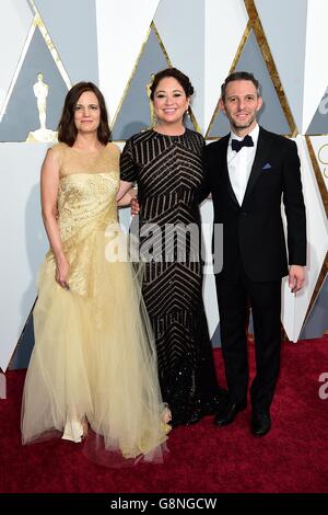 (De gauche à droite) Amy Hobby, Liz Garbus et Justin Wilkes arrivent au 88e Academy Awards qui s'est tenu au Dolby Theatre à Hollywood, Los Angeles, CA, USA, le 28 février,2016. Banque D'Images