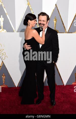 Sarah Silverman et Michael Sheen arrivent au 88e Academy Awards qui s'est tenu au Dolby Theatre à Hollywood, Los Angeles, CA, États-Unis, le 28 février 2016. Banque D'Images