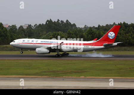 Chengdu, Chine - 15 mai 2016 : un sichuan airlines Airbus A330-200 avec l'enregistrement b-8332 atterrissage à l'aéroport de chengdu (CTU) Banque D'Images