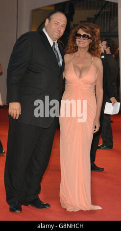 SORTIE AP.James Gandolfini et Susan Sarandon arrivent pour la première du nouveau film Romance et cigarettes au Palazzo del Casino, à Venise, Italie le mardi 6 septembre 2005, lors de la 62E photo de l'ASSOCIATION DE PRESSE du Festival du film de Venise.Le crédit photo devrait se lire : Ian West/PA. Banque D'Images