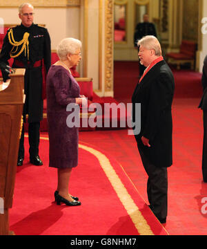 Simon Weston, le vétéran des Falklands qui a surmonté d'horribles blessures faciales pour devenir un militant caritatif, est fait un CBE (commandant de l'ordre de l'Empire britannique) par la reine Elizabeth II lors d'une cérémonie d'investiture à Buckingham Palace, Londres. Banque D'Images