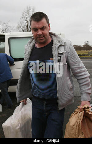 Bricklayer Seamus Daly, accusé d'avoir tué 29 personnes lors de l'indignation de l'IRA en 1998, quitte la prison de Maghaberry en Irlande du Nord après que l'affaire contre lui ait été abandonnée lors d'une audience au tribunal de première instance de Ballymena. Banque D'Images