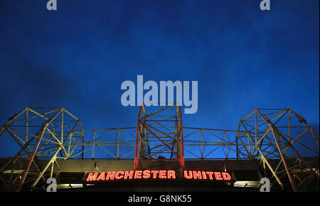 Manchester United contre Watford - Barclays Premier League - Old Trafford.Une vue générale à l'extérieur d'Old Trafford au crépuscule avant le match entre Manchester United et Watford. Banque D'Images