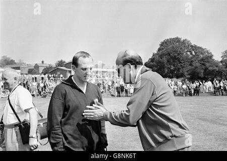 L'entraîneur de l'Allemagne de l'Ouest Helmut Schon (r) explique un point tactique Vers Willi Schulz (l) Banque D'Images