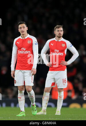 Mesut Ozil et Aaron Ramsey d'Arsenal (à droite) se sont abattus après avoir concédé leur deuxième but du match de la Barclays Premier League au stade Emirates, Londres. Banque D'Images