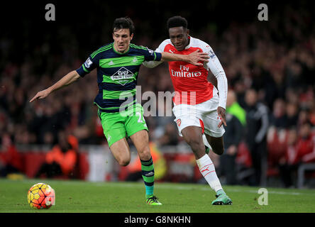 Danny Welbeck d'Arsenal et Jack Cork de Swansea City (à gauche) se battent pour le ballon lors du match de la Barclays Premier League au stade Emirates, Londres. Banque D'Images