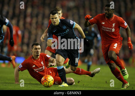 Dejan Lovren de Liverpool (à gauche) et Sergio Aguero de Manchester City se battent pour le ballon lors du match de la Barclays Premier League à Anfield, Liverpool. Banque D'Images