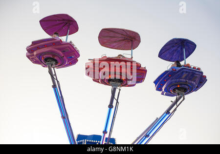 Bateau Vintage attraction de l'espace fête foraine au crépuscule, Espagne Banque D'Images