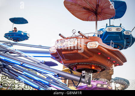 Bateau Vintage attraction de l'espace fête foraine au crépuscule, Espagne Banque D'Images
