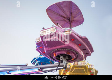 Bateau Vintage attraction de l'espace fête foraine au crépuscule, Espagne Banque D'Images