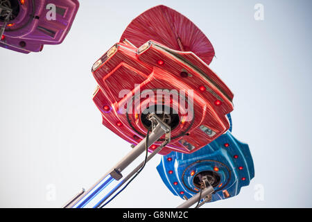 Bateau Vintage attraction de l'espace fête foraine au crépuscule, Espagne Banque D'Images