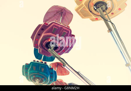 Bateau Vintage attraction de l'espace fête foraine au crépuscule, Espagne Banque D'Images