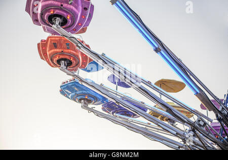 Bateau Vintage attraction de l'espace fête foraine au crépuscule, Espagne Banque D'Images