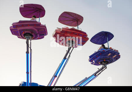 Bateau Vintage attraction de l'espace fête foraine au crépuscule, Espagne Banque D'Images