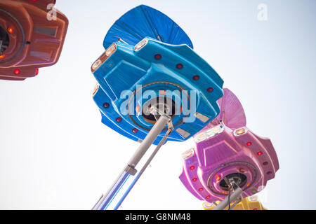 Bateau Vintage attraction de l'espace fête foraine au crépuscule, Espagne Banque D'Images