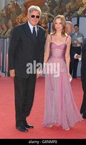 AP OUT Harrison Ford et Calista Flockhart arrivent à la première de son nouveau film fragile à cette année Festival du film de Venise. Ils ont été vus au Palazzo del Casino, à Venise, le vendredi 2 septembre 2005. APPUYEZ SUR ASSOCIATION PHOTO. Le crédit photo devrait se lire comme suit : Ian West/PA. Banque D'Images